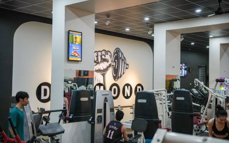 Lắp đặt màn hình quảng cáo tại spa, phòng gym – Tăng doanh thu từ dịch vụ cận biên